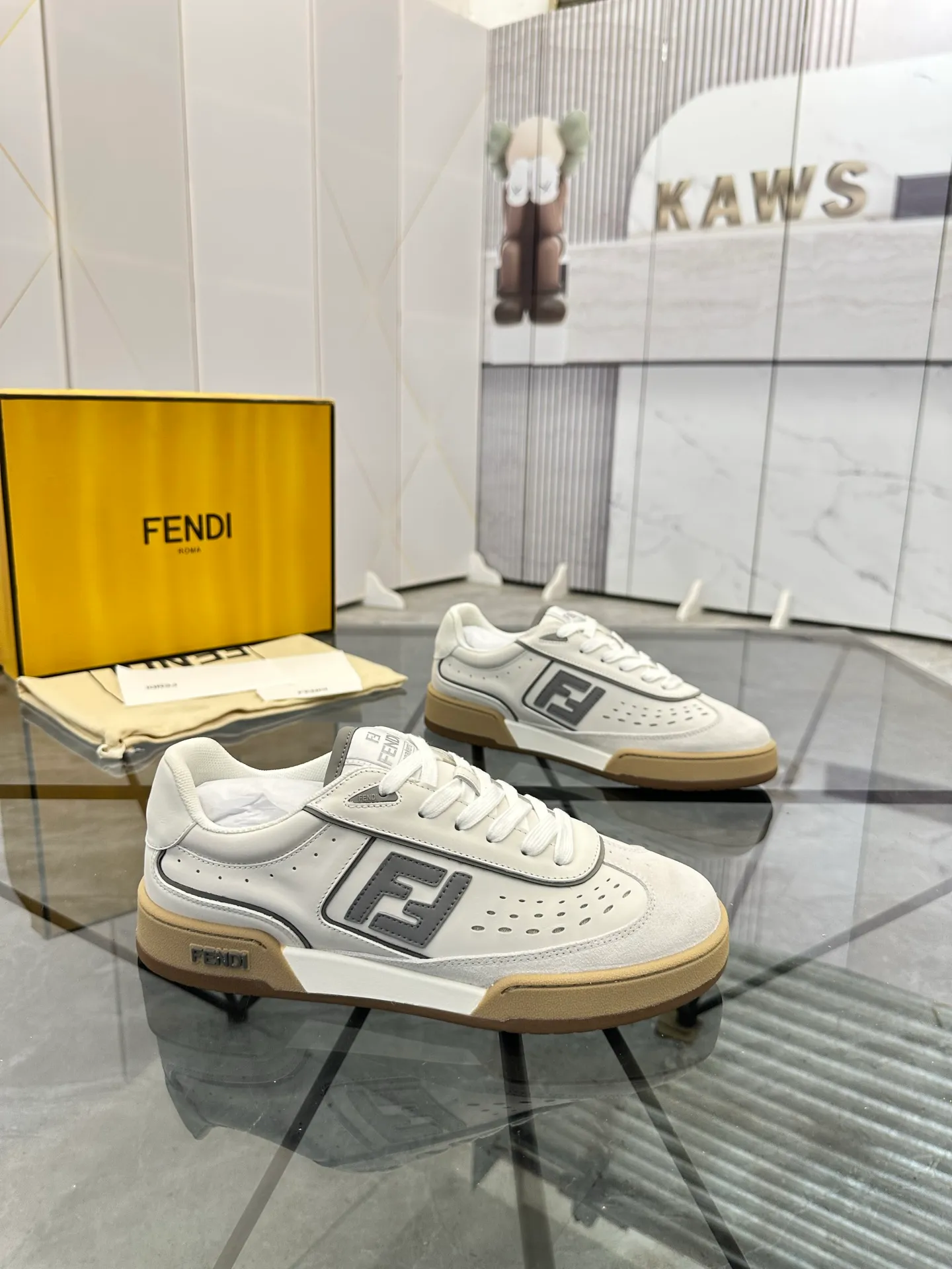 Selling men's shoes 💰: 💰P620¥ Top quality Product trademark: Fendi* "Fendi*" low-top casual shoes Regular size: 35-44 (can be customized to 38.45.46) Product material: imported first-layer nubuck leather upper, breathable lining, original outsole. No.:H208